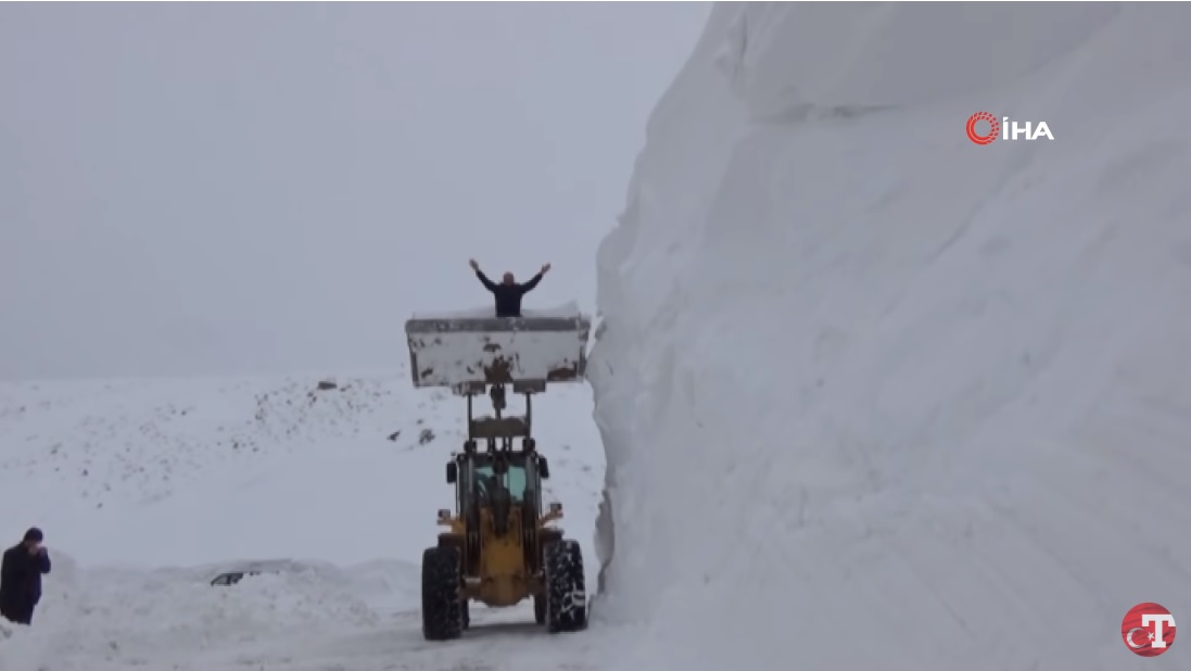 له‌ چه‌ند ناوچه‌يه‌كى باكوورى كوردستان به‌ به‌رزى 5 مه‌تر به‌فر باريوه‌